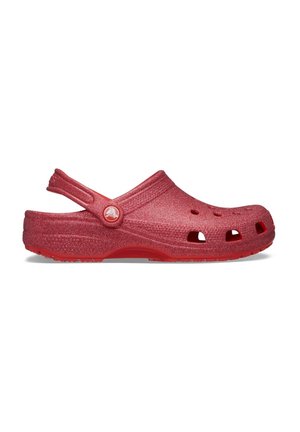 Sabot rouge sans lacets avec bride au talon, trous de ventilation sur le dessus et les côtés, et semelle texturée pour l'adhérence.