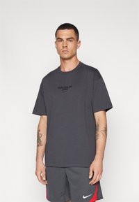 Nike Performance CHELSEA NIKE MAX90 WORD MARK TEE - Osnovna majica kratkih rukava - anthracite