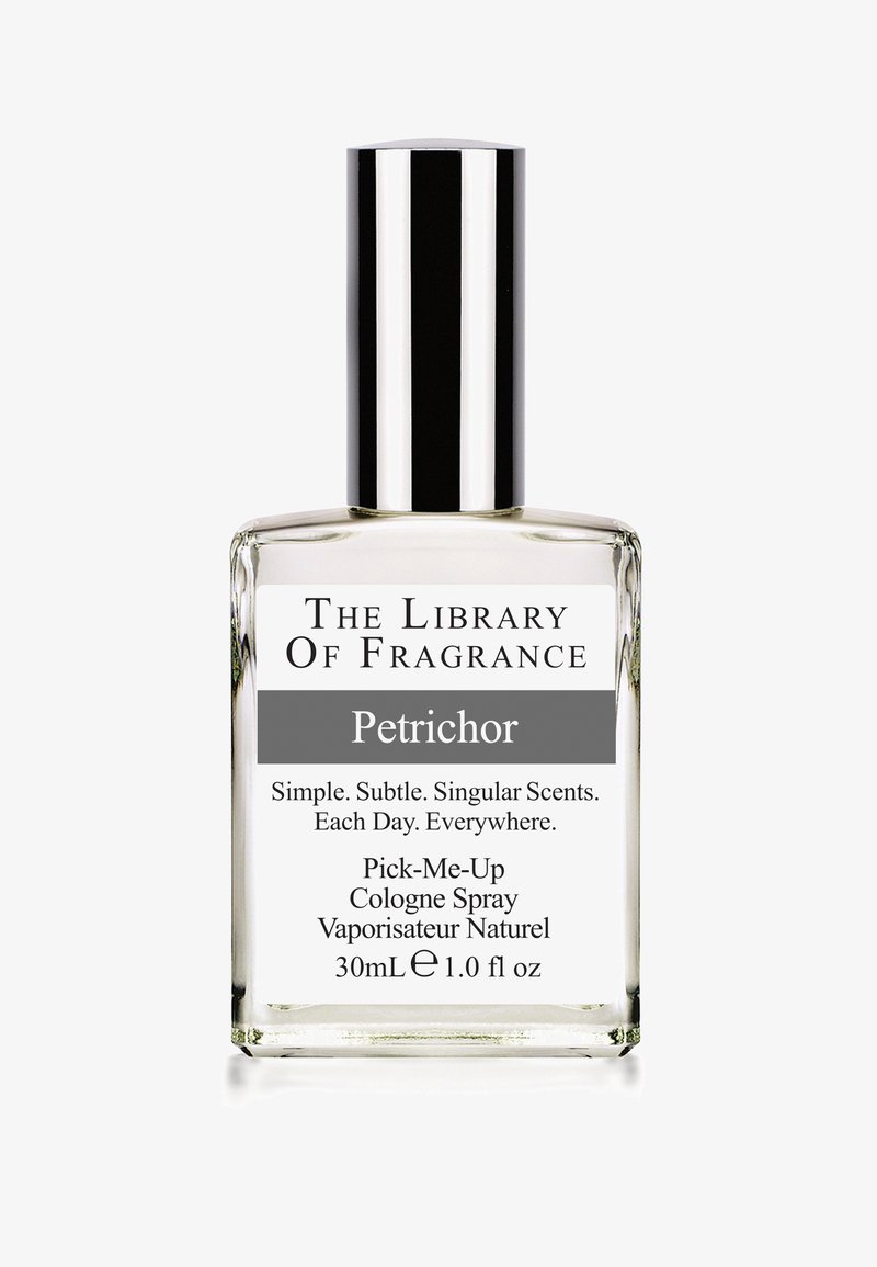 Heldere glazen colognefles met een zilveren dop, gelabeld "Petrichor." Bevat 30 ml cologne spray, met een minimalistische zwarte en grijze tekst.
