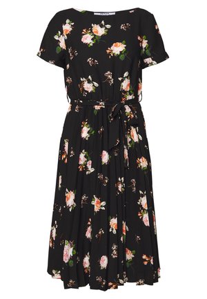 Czarna sukienka w kwiaty z krótkimi rękawami, plisowaną spódnicą i wiązanym paskiem w talii, ozdobiona różowymi i pomarańczowymi wzorami róż.