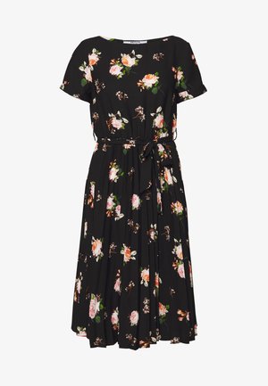 Sort blomsterkjole med korte ærmer, plisseret nederdel og knyttet taljebælte med rosa og orange rosemønstre.