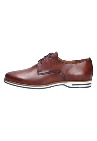 Bruine leren schoen met een ronde neus, vetersluiting en een witte gestreepte zool. Gladde textuur met minimale stiksels en subtiele accenten.