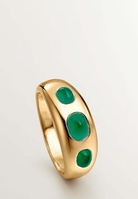 Anillo de oro con un diseño liso y redondeado que presenta tres piedras preciosas ovaladas verdes enmarcadas en contornos de plata, exhibiendo un acabado pulido.