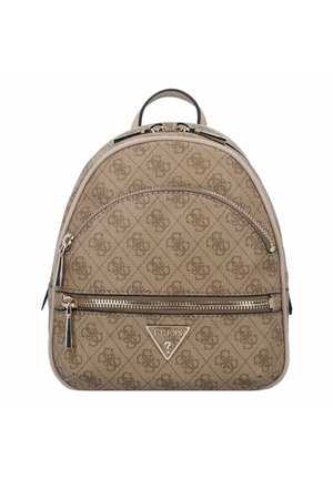 Zaino beige realizzato in tessuto testurizzato con motivo a monogramma. Presenta una forma arrotondata, doppie cerniere, una piccola tasca frontale e un dettaglio con il logo.