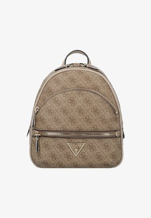 Sac à dos beige en tissu texturé avec un motif monogramme. Il présente une forme arrondie, des double zips, une petite poche avant et un détail de logo.