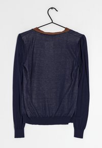 Laivastonsininen pitkähihaisen neulepusero, jossa on ruskea kaulus, teksturoitu kangas, resorit helmassa ja ranteissa sekä rento istuvuus helman kohdalla.