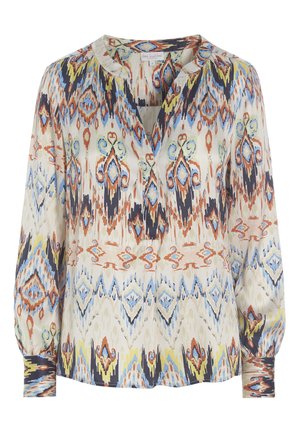 Bluzka z długim rękawem z wielokolorowymi geometrycznymi i abstrakcyjnymi wzorami w kolorach niebieskim, pomarańczowym, żółtym i czarnym na białym tle.