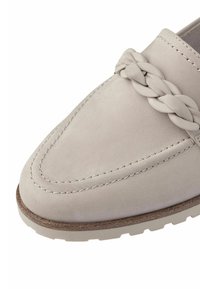 Mocassin en suède gris clair avec une sangle tressée, des détails cousus, un bout arrondi et une semelle en caoutchouc texturée.