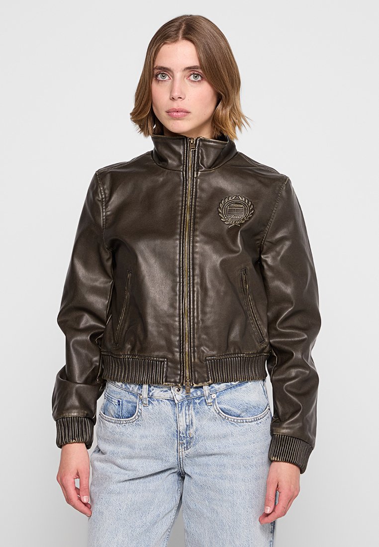 Tommy Jeans Imitatieleren jas donkerbruin