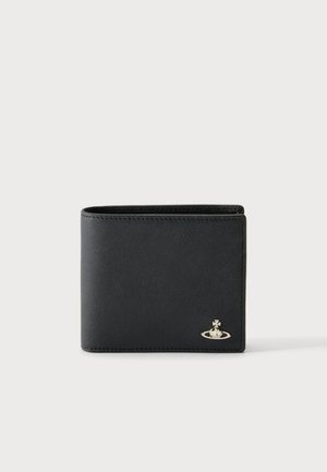 Zwarte leren bifold portemonnee met een klein zilveren bol logo in de rechterbenedenhoek tegen een effen witte achtergrond.