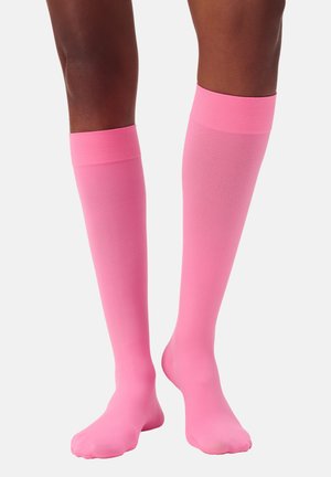 Kniestrümpfe in leuchtendem Pink, hergestellt aus einem glatten, dehnbaren Material in einfarbiger Ausführung, mit einem strukturierten oberen Bund für einen sicheren Sitz.