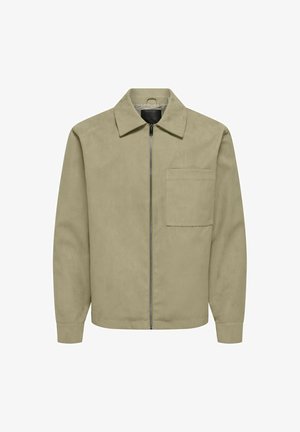 Beige jakke med glidelås og krage, venstre brystlomme, lange ermer og rett kant, vist mot hvit bakgrunn.