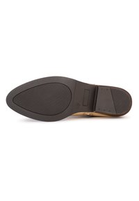 Podrážka hnědé kožené boty s hladkou texturou, špičatým tvarem, kontrastní černou gumovou patou a jemným vzorem dezénu.