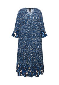 Blå mönstrad klänning med V-hals, trekvartslånga ärmar med utsvängda manschetter och en utsvängd nederkant. Tillverkad av lätt tyg med varierande blå nyanser.