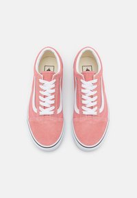 Baskets en daim rose avec des lacets blancs et des bandes latérales blanches contrastantes. Bout rond et semelle en caoutchouc avec une surface texturée.