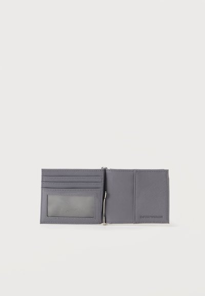 Portefeuille bifold en cuir gris ouvert, montrant des emplacements pour cartes incluant une fenêtre d'identité transparente et un clip à billets en métal sur un fond blanc uni.