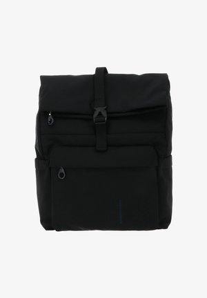 Sac à dos noir avec une fermeture à rabat, deux poches zippées, et un tissu texturé. Présente un logo bleu bien visible en bas.