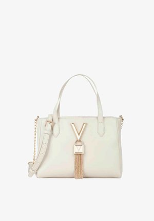 Borsa a mano in pelle bianca con doppi manici superiori e tracolla a catena staccabile. Presenta un dettaglio a forma di V in tonalità dorata e un nappina metallica.