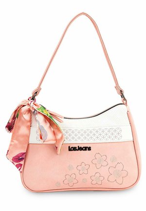 Bolso de mano rosa con diseño floral, acento blanco y logo negro. Incluye una colorida bufanda de seda atada a la correa. Textura suave, forma curva.