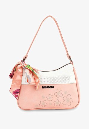 Bolso de mano rosa con diseño floral, acento blanco y logo negro. Incluye una colorida bufanda de seda atada a la correa. Textura suave, forma curva.