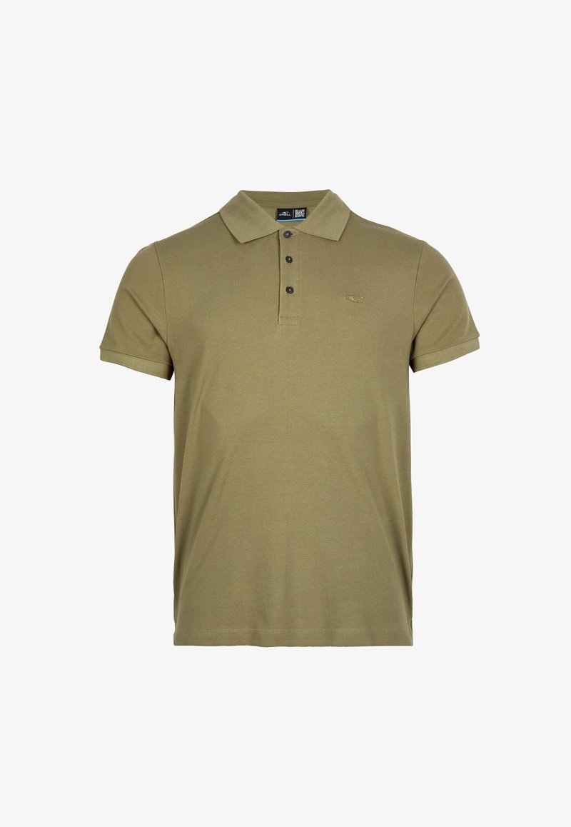 Polo vert olive à manches courtes avec trois boutons et un petit logo brodé sur le côté gauche de la poitrine.