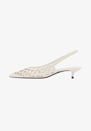 Bela slingback čevlja s koničastim nosom, izdelana iz perforiranega materiala z geometrijskim vzorcem in majhnim črnim petnim dodatkom.