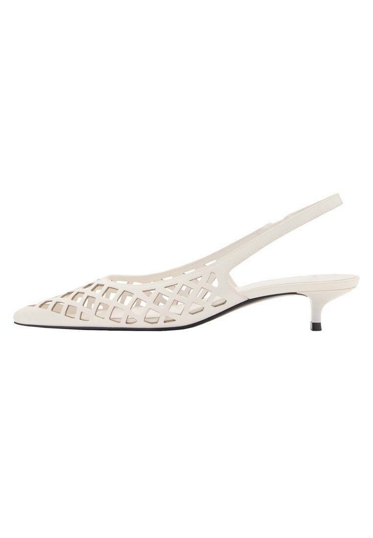 Valkoinen slingback-kengät, joissa on terävä kärki, valmistettu rei'itetystä materiaalista, jossa on geometrinen kuvio, ja pieni musta korkoasuste.