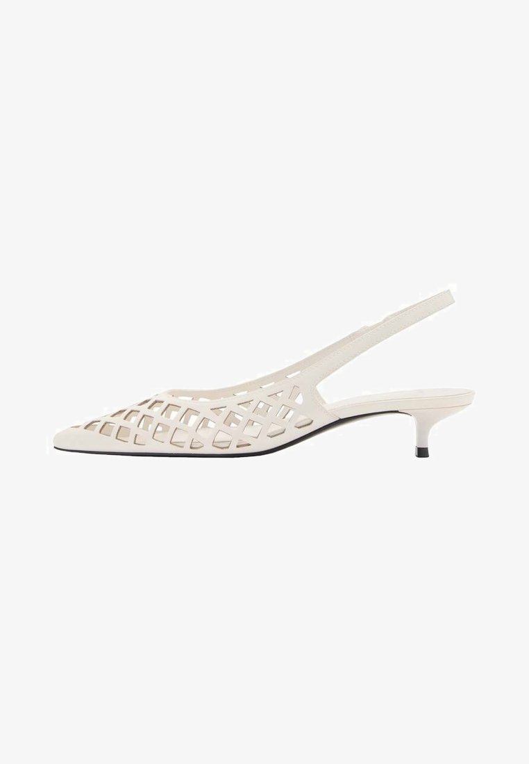 Valkoinen slingback-kengät, joissa on terävä kärki, valmistettu rei'itetystä materiaalista, jossa on geometrinen kuvio, ja pieni musta korkoasuste.