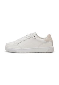 Sneaker bianco in pelle con finitura liscia, punta rotonda, suola piatta in gomma e sottile accento marrone chiaro nel tallone. Presenta lacci sottili e dettagli di design cuciti.