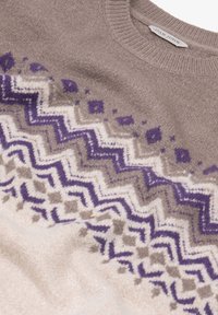 Maglione beige chiaro con un motivo geometrico in viola e grigio. Presenta un collo rotondo e una texture morbida. Tessuto a maglia con design variabili.