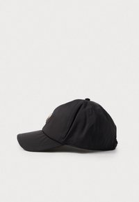 Cappellino da baseball nero con corona strutturata, visiera curva e un accento metallico sul lato. Realizzato in tessuto liscio e leggero.