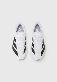 Baskets de sport blanches avec des rayures noires, supérieure en maille, fermeture à lacets et semelle en caoutchouc, arborant le logo "ADIZERO" sur la languette.