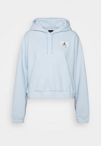 Ljusblå kort hoodie i mjukt material, med en känguruficka, justerbar dragskohuva och en vit logotyp med en svart silhuett.