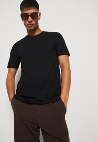 Esprit 2 PACK - Pamata T-krekls - black