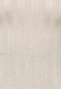 Haut tricoté de couleur beige clair, présentant des rayures verticales de textures et de largeurs variées, mettant en avant un tissu lisse et côtelé.