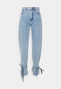 Pantalones de mezclilla azul claro con cintura alta, piernas ajustadas y detalles de cordones en el dobladillo. Cuenta con bolsillos estándar y cierre de botón de metal.