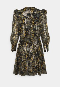 Robe courte à manches longues bouffantes en motif camouflage noir, vert et or avec des accents métalliques brillants, vue de dos.