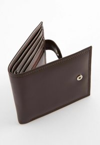 Portefeuille en cuir marron avec six fentes pour cartes, une poche à pièces avec fermeture éclair et un bouton-pression. Décoré de surpiqûres contrastées.