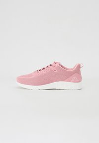 Rosa sportskor med meshuvuxen ovandel, rund tå, platt vit sula och snörningssystem. Logotyp på hälen, jämn yta genom hela skon.