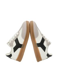Zapatillas bajas con parte superior de cuero blanco, acentos de malla negra, lengüeta de ante gris y suela de goma marrón. Diseño de cordones, puntera redondeada.
