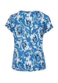 Blå blommig kortärmad topp med ett tryck av stora vita och mörkblå blommor på ett mjukt, lättviktigt tyg. Enkel rund halsringning.