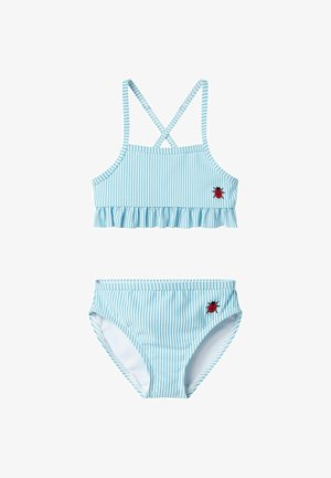 Himmelblau gestreiftes Bikini-Set mit einem Rüschentop und gekreuzten Trägern sowie hoch geschnittenen Hosen, beide mit einem roten Marienkäfer-Emblem verziert.