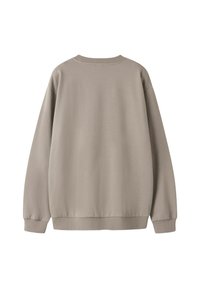 Lysegrå sweatshirt med afslappet pasform, raglanærmer og ribstrikkede manchetter. Fremstillet af blødt, elastisk stof. Ingen synlige mærker eller pynteelementer.