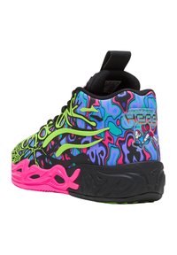 Chaussure de sport colorée arborant un design noir, rose et vert avec une tige texturée, des motifs complexes et une semelle surélevée pour le soutien.