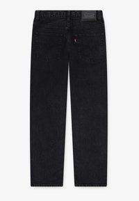 Jeans de mezclilla negra con corte recto, que presentan cinco bolsillos, una etiqueta de cuero en la cintura y detalles de costura sutiles.