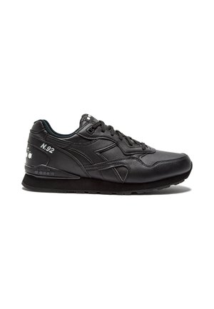 Sneaker in pelle nera con lacci anteriori, suola texture e marchio bianco su tallone e lingua, mostrata di lato su sfondo bianco.