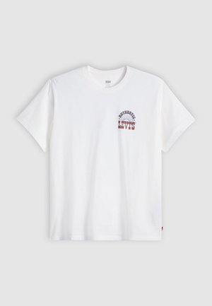 Hvit bomull t-skjorte med korte ermer, med et rødt og blått "Authentic Levi's"-grafikk på venstre brystområde. Klassisk rundhalsdesign.