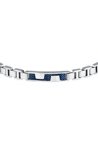 Bracciale in metallo argentato con un motivo a freccia blu incastonato al centro, con anelli intrecciati e una finitura lucida.