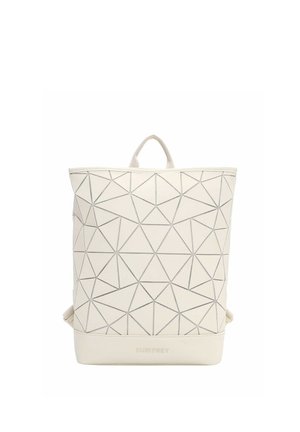 Rygsæk i cremefarve med geometriske trekantmønstre og en topstrop, med mærkenavnet "SURI FREY" præget nederst.
