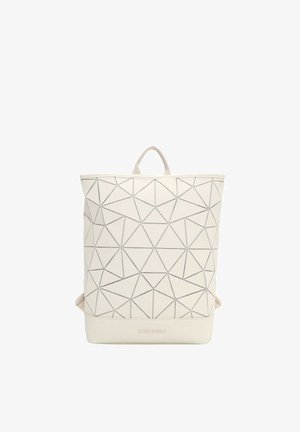 Rucksack in Cremefarbe mit geometrischen Dreieckmustern und einem oberen Griff, auf dem unten der Markenname "SURI FREY" geprägt ist.